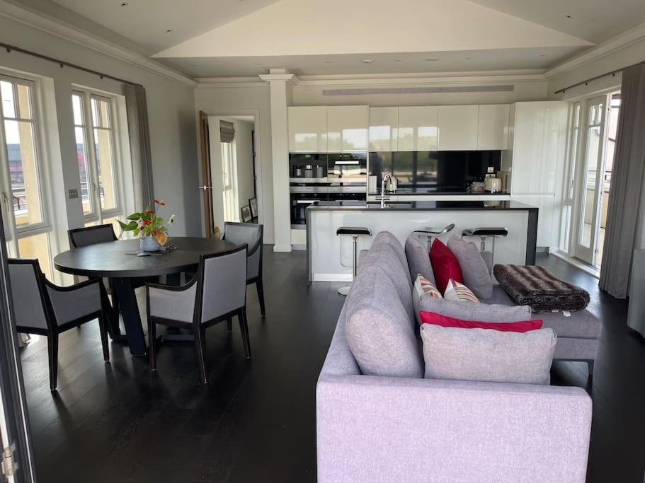 Large Luxury Penthouse With Free Parking Garage Daire Londra Dış mekan fotoğraf
