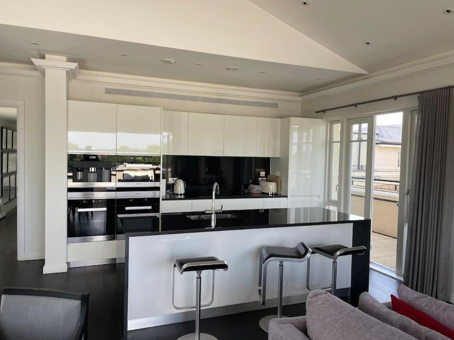Large Luxury Penthouse With Free Parking Garage Daire Londra Dış mekan fotoğraf