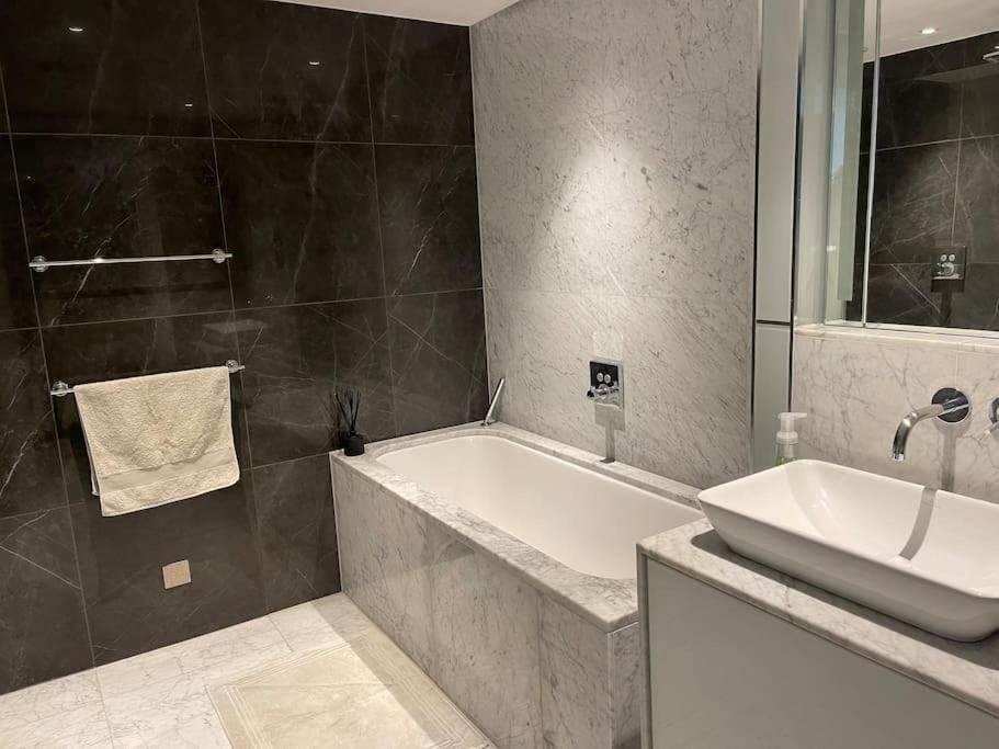 Large Luxury Penthouse With Free Parking Garage Daire Londra Dış mekan fotoğraf