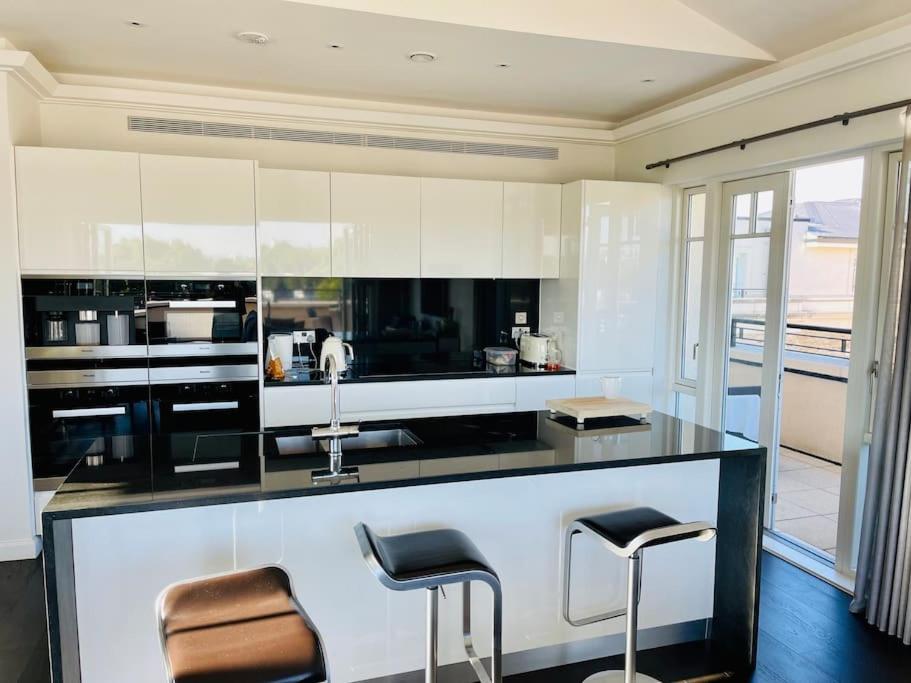 Large Luxury Penthouse With Free Parking Garage Daire Londra Dış mekan fotoğraf